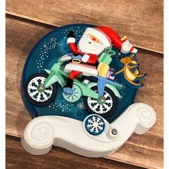 2008 HALLMARK ORNAMENT QP1121 WHEELY  WHEELY FUN SPIN A MAJIG SANTA ON BIKE - Picture 8 of 8
